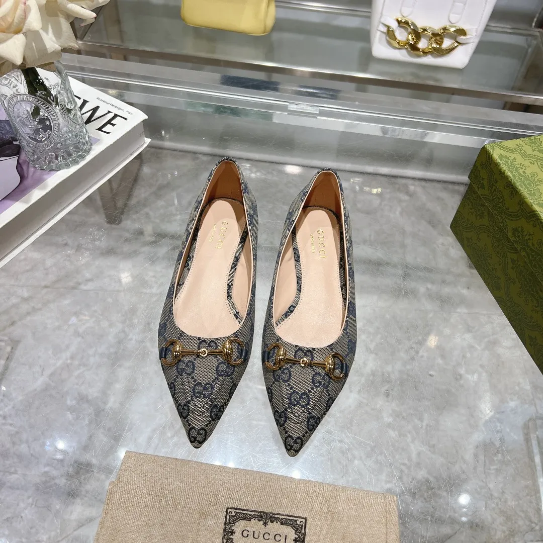 👟👟Ex-factory price 440👟👟 (genuine leather sole +40) Gucci Original GG canvas adds dazzling essence to these slingback pumps. Brown leather piping and light gold-toned hardware are complemented by beige and brown graphics. The pointed toe, elasticated straps and low heel all work together to create a comfortable fit. Upper: Made of first-layer imported patent cowhide/sheepskin lining. Outsole: Rubber non-slip outsole/genuine leather outsole. Size: 35-42 (34/41 42 customized, non-refundable)​